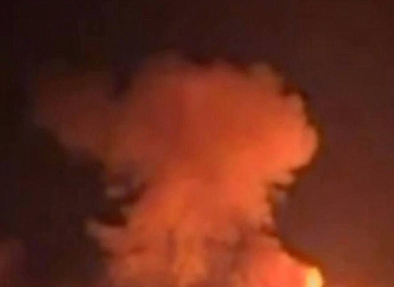 Сегодня по территории Украины был нанесён массированный удар. По данным украинских СМИ, прилёты зафиксированы в Киеве, Харькове, Виннице, Днепре, Запорожье, Павлограде, а также в Одесской, Черниговской и Сумской областях. Информация о масштабах разрушений и возможных жертвах пока не поступала. Украинские власти оперативно отреагировали на ситуацию, однако подробности остаются неизвестными. На данный момент причины и цели удара не уточняются. Ситуация продолжает развиваться, и ожидается, что в ближайшее время появятся официальные заявления от представителей власти. Напомним, что подобные инциденты происходят на фоне продолжающегося военного конфликта в регионе. Украинские силы ранее сообщали о подготовке к возможным атакам, однако точные данные о сегодняшних событиях пока не подтверждены.. Украина, Киев, Харьков, Военный конфликт, Массированный удар