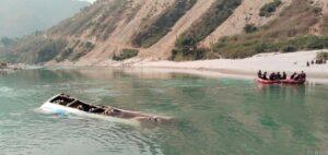 Автобус упал в реку в Непале: погибли не менее 12 человек. Непал, Рамечхап, ДТП, Тамакоши, ЧП