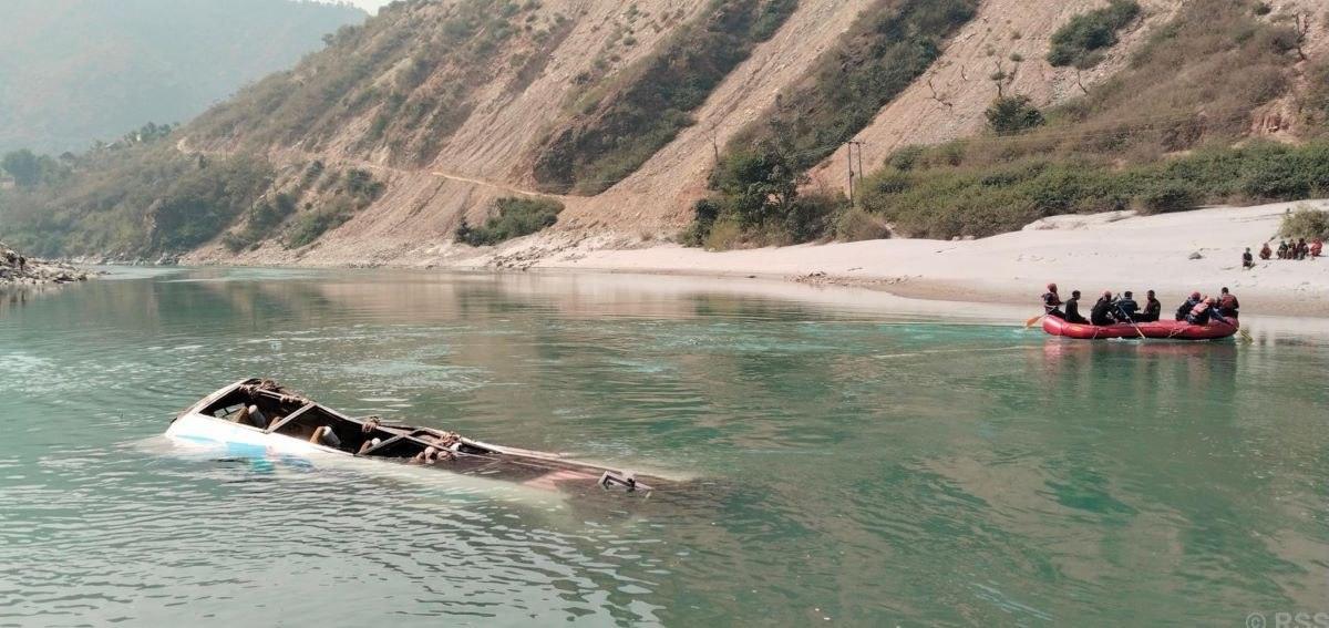 Автобус упал в реку в Непале: погибли не менее 12 человек. Непал, Рамечхап, ДТП, Тамакоши, ЧП
