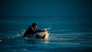 ЧП в Санкт-Петербурге: мужчина провалился под лёд, свидетельница снимала происшествие вместо вызова спасателей. Санкт-Петербург, ЧП, провал под лёд, спасатели, видео