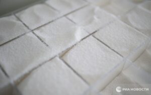 Сахарная зависимость: Россияне едят слишком много сладкого 🍬 Россияне продолжают переедать сахар, и это уже стало серьезной проблемой. По словам первого замминистра сельского хозяйства Фастовой, потребление сладкого в стране в разы превышает норму. Это не просто вредно для здоровья, но и требует немедленных мер. Минсельхоз совместно с Минздравом уже несколько лет пытается решить эту проблему. Например, был введен акциз на сахаросодержащие напитки. Однако этого явно недостаточно. 🚨 Что дальше? Возможно, нас ждут новые ограничения или налоги на сладкое. Но пока россияне продолжают баловать себя сахаром, не задумываясь о последствиях. Вопрос: когда же мы начнем заботиться о своем здоровье? Источник: Минсельхоз РФ. Сахар, Здоровье, Минсельхоз, Минздрав, Россия