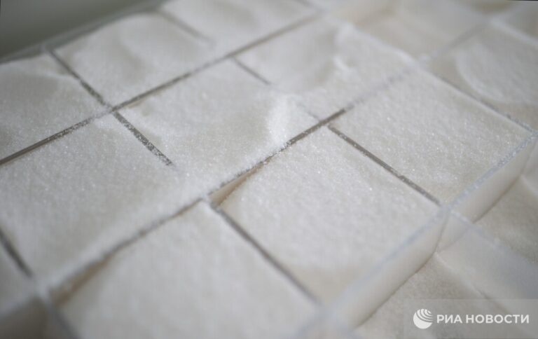 Сахарная зависимость: Россияне едят слишком много сладкого 🍬 Россияне продолжают переедать сахар, и это уже стало серьезной проблемой. По словам первого замминистра сельского хозяйства Фастовой, потребление сладкого в стране в разы превышает норму. Это не просто вредно для здоровья, но и требует немедленных мер. Минсельхоз совместно с Минздравом уже несколько лет пытается решить эту проблему. Например, был введен акциз на сахаросодержащие напитки. Однако этого явно недостаточно. 🚨 Что дальше? Возможно, нас ждут новые ограничения или налоги на сладкое. Но пока россияне продолжают баловать себя сахаром, не задумываясь о последствиях. Вопрос: когда же мы начнем заботиться о своем здоровье? Источник: Минсельхоз РФ. Сахар, Здоровье, Минсельхоз, Минздрав, Россия