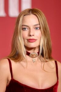 Марго Робби снова доказала, что она — королева красной дорожки. На премьере фильма «Грозовой перевал» в Париже она появилась в потрясающем наряде, который мгновенно стал главной темой обсуждения в соцсетях. 🎬✨ Парижская публика была в восторге от её элегантности и харизмы. Фильм, который уже называют одним из главных событий года, собрал звёздный состав и обещает стать хитом. 🎥 Кстати, Робби не только блистала на красной дорожке, но и поделилась своими впечатлениями от работы над проектом. Она назвала его «эмоциональным путешествием», которое заставило её пересмотреть многие вещи. 💬 Париж, как всегда, стал идеальным местом для такого громкого события. Город огней, звёзды и кино — что может быть лучше? 🇫🇷🎞️. Марго Робби, Грозовой перевал, Париж, премьера, кино