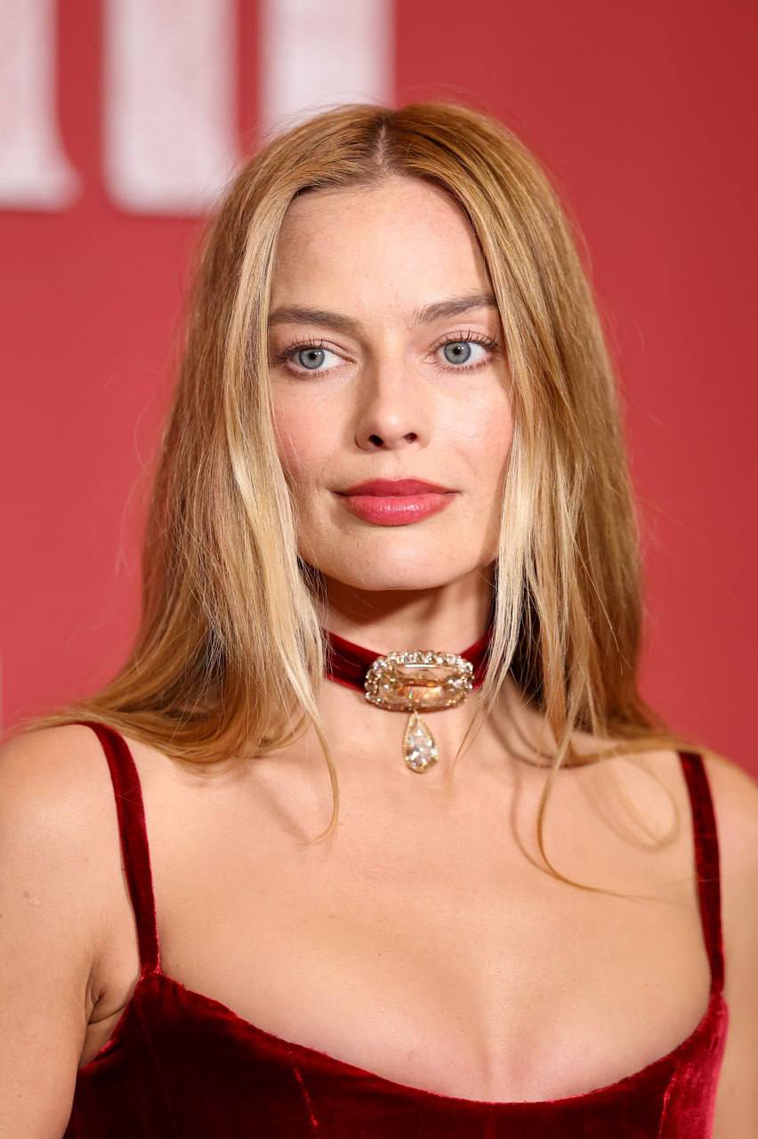 Марго Робби снова доказала, что она — королева красной дорожки. На премьере фильма «Грозовой перевал» в Париже она появилась в потрясающем наряде, который мгновенно стал главной темой обсуждения в соцсетях. 🎬✨ Парижская публика была в восторге от её элегантности и харизмы. Фильм, который уже называют одним из главных событий года, собрал звёздный состав и обещает стать хитом. 🎥 Кстати, Робби не только блистала на красной дорожке, но и поделилась своими впечатлениями от работы над проектом. Она назвала его «эмоциональным путешествием», которое заставило её пересмотреть многие вещи. 💬 Париж, как всегда, стал идеальным местом для такого громкого события. Город огней, звёзды и кино — что может быть лучше? 🇫🇷🎞️. Марго Робби, Грозовой перевал, Париж, премьера, кино