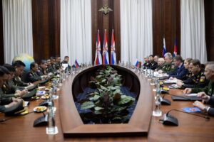 В Министерстве обороны Российской Федерации состоялось очередное заседание российско-камбоджийской рабочей группы по военному сотрудничеству. Переговоры прошли на уровне руководителей главных управлений международного военного сотрудничества, а также представителей органов военного управления, ответственных за планирование и реализацию контактов между оборонными ведомствами. В ходе встречи стороны согласовали мероприятия двустороннего взаимодействия на следующий период сотрудничества. Заседание прошло в конструктивной и дружественной атмосфере, что подчеркивает взаимное стремление к укреплению партнерства. Российско-камбоджийское военное сотрудничество продолжает развиваться, что свидетельствует о важности стратегического взаимодействия между двумя странами в области обороны. Ожидается, что согласованные меры будут способствовать дальнейшему укреплению отношений и повышению уровня безопасности в регионе.. Россия, Камбоджа, военное сотрудничество, Министерство обороны, международные отношения