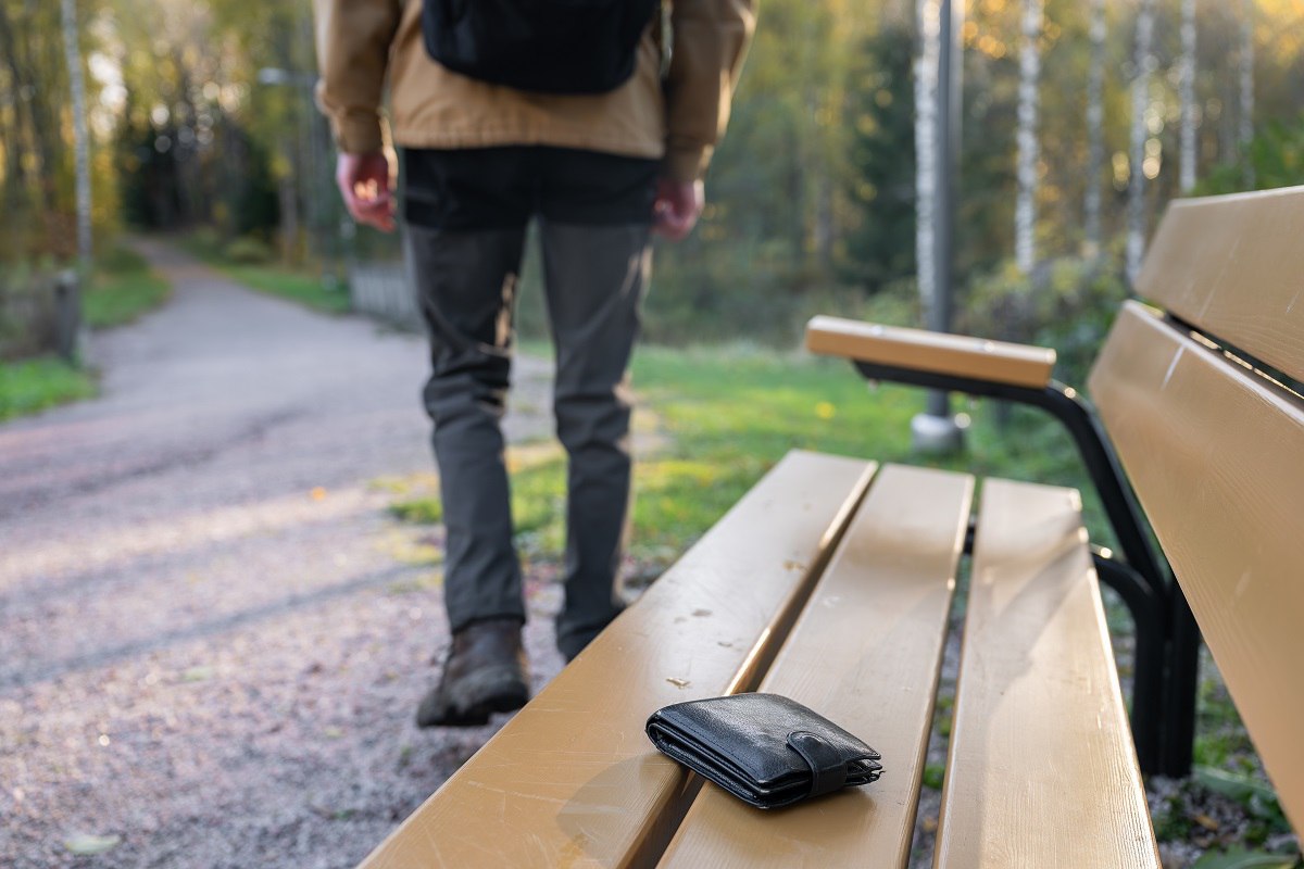 Нашел чужое? Не спеши радоваться. По закону, ты можешь потребовать вознаграждение до 20% от стоимости находки. Но сначала верни вещь владельцу. Иначе это уже присвоение чужого имущества. 🚨 Что делать? Сначала попытайся найти хозяина. Размести объявление в соцсетях или сдай находку в полицию. Если владелец не объявится через 6 месяцев, вещь станет твоей. Но только если все оформлено официально. 📝 А если оставить себе? Нельзя. Это административное или уголовное дело. Судебная практика чаще на стороне владельцев. Если у тебя не было серьезных затрат на возврат, в вознаграждении, скорее всего, откажут. 💼 Мораль? Делай добро без расчета на благодарность. Но если она будет — приятный бонус. 😉. находка, законодательство, права, обязанности, Гражданский Кодекс