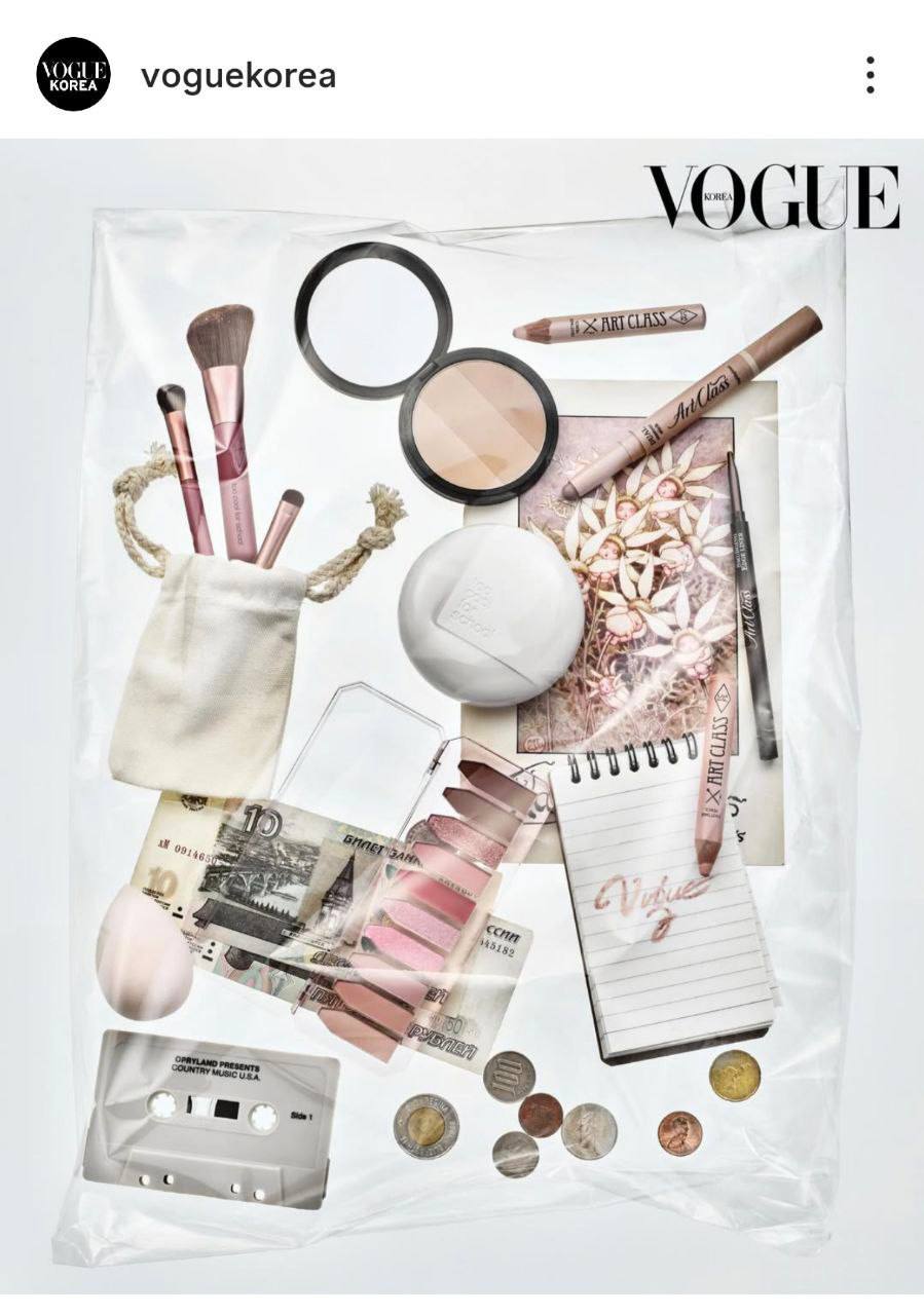 Опа, чирик. Корейский филиал журнала Vogue решил удивить аудиторию, опубликовав фото с десятирублёвой купюрой. 🤯 В комментариях моментально появились наши соотечественники, которые не смогли пройти мимо. «Моя десятка тут, оказывается! Я искал её», — написал один из пользователей. Другой добавил: «Десятка ещё никогда так эстетично не выглядела». 😂 Кто-то даже пошутил: «Мне сегодня как раз не хватило на проезд». А кто-то предположил, что купюра отправилась в Корею на бьюти-шопинг. 💅 Этот пост стал настоящим мемом, напомнив всем, что даже самая простая вещь может стать объектом искусства. Или хотя бы поводом для шуток. 😏. Vogue, Корея, Десятирублёвая купюра, Мемы, Россия