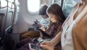 С 1 марта 2024 года вступает в силу новое правило: дети до 12 лет обязаны летать в самолётах рядом с родителями или сопровождающими. 🛫 Раньше это было лишь рекомендацией, но теперь авиакомпаниям придётся строго соблюдать эту норму. Эксперты уже начали обсуждать возможные злоупотребления со стороны пассажиров, но пока ясно одно — родители могут вздохнуть с облегчением. 😌 Конечно, это нововведение вызывает вопросы. Например, как авиакомпании будут справляться с ситуациями, когда мест рядом с родителями просто нет? Или что делать, если ребёнок летит один? Ответы на эти вопросы пока остаются загадкой, но одно можно сказать точно: путешествия с детьми станут чуть более предсказуемыми. 🧳 Так что, если вы планируете семейный перелёт, готовьтесь к новым правилам. И помните: теперь ваш малыш будет всегда рядом, даже на высоте 10 000 метров. ✈️👶. авиация, дети, туризм, правила, семья