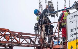 Дорожные камеры фотовидеофиксации — это не только глаза закона, но и дорогое удовольствие. Современные комплексы способны самостоятельно диагностировать проблемы: загрязнение объектива, смещение камеры ветром или сбои в оптике. Однако это касается только новейших моделей. Около трети камер в России — технически устаревшие. Для них сложно найти комплектующие, а обслуживание обходится в разы дороже. По словам Александра Домбровского, заместителя гендиректора ГК «Урбантех», содержание одного комплекса может стоить от 70 до 150 тысяч рублей в месяц. Часть задач решается удаленно, но старые камеры требуют постоянного внимания и вложений. И это только начало. С ростом числа камер растут и расходы. Так что, если вы думали, что штрафы — это просто доход государства, подумайте еще раз. 💸 Источник: Autonews. Дорожные камеры, Фотовидеофиксация, Урбантех, Автоновости, Технологии