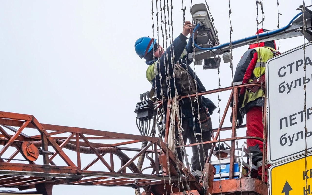 Дорожные камеры фотовидеофиксации — это не только глаза закона, но и дорогое удовольствие. Современные комплексы способны самостоятельно диагностировать проблемы: загрязнение объектива, смещение камеры ветром или сбои в оптике. Однако это касается только новейших моделей. Около трети камер в России — технически устаревшие. Для них сложно найти комплектующие, а обслуживание обходится в разы дороже. По словам Александра Домбровского, заместителя гендиректора ГК «Урбантех», содержание одного комплекса может стоить от 70 до 150 тысяч рублей в месяц. Часть задач решается удаленно, но старые камеры требуют постоянного внимания и вложений. И это только начало. С ростом числа камер растут и расходы. Так что, если вы думали, что штрафы — это просто доход государства, подумайте еще раз. 💸 Источник: Autonews. Дорожные камеры, Фотовидеофиксация, Урбантех, Автоновости, Технологии