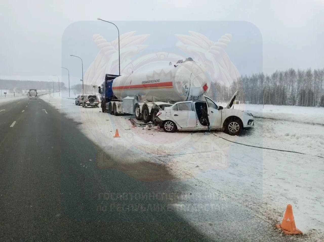 Двухмесячный ребёнок погиб в результате ДТП на трассе Москва — Уфа в Татарстане. Авария произошла на 47-м километре дороги. По предварительным данным, водитель автомобиля Renault не выбрал безопасную скорость и врезался в стоящий полуприцеп. Водитель грузовика остановился для очистки машины от снега. В момент столкновения в легковом автомобиле находился двухмесячный ребёнок, который скончался на месте. Обстоятельства происшествия сейчас выясняются сотрудниками ГИБДД. На месте работают следственные группы. Детали аварии уточняются. Водитель Renault получил травмы и был доставлен в больницу. Полуприцеп не пострадал, его водитель также не получил серьёзных повреждений. ГИБДД напоминает о важности соблюдения скоростного режима и правил дорожного движения, особенно в зимних условиях. Расследование продолжается.. ДТП, Татарстан, ГИБДД, трасса Москва — Уфа, Renault