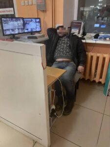 Гимназия №16 в Уфе превратилась в пример того, как нельзя организовывать охрану учебных заведений. Родители учеников в один голос заявляют: охранники здесь — это просто декорация. 🛑 В школе дежурят два человека: мужчина и женщина пожилого возраста. Но, судя по всему, их главная задача — не охранять, а спать. Охранник-мужчина регулярно засыпает на рабочем месте, и чтобы открыть дверь, его приходится будить. 🤦‍♂️ «Охранники никогда никого не спрашивают, куда они идут», — рассказывают родители. Это уже не просто халатность, а прямая угроза безопасности детей. 🚸 Ситуация требует немедленного вмешательства. Если школа не может обеспечить элементарную безопасность, то кто может? Вопрос риторический, но ответа на него пока нет. 🤷‍♀️. Уфа, Гимназия №16, Охрана, Образование, Скандал