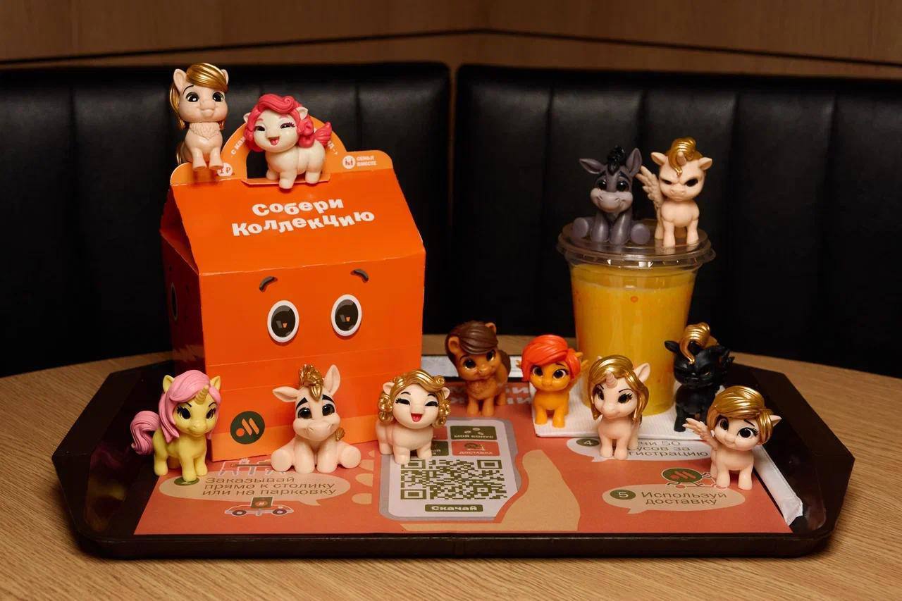 «Вкусно и точка» готовит сюрприз для своих посетителей. С 10 февраля в заведениях сети появится новая серия игрушек — лошадки и единороги, посвященные году Красной Огненной лошади. 🐴✨ Это не просто милые сувениры, а настоящий символ 2024 года. Игрушки обещают быть яркими, качественными и, конечно, коллекционными. Если вы фанат подобных акций, то стоит поторопиться — такие вещицы разлетаются мгновенно. 🚀 Кстати, это не первый раз, когда «Вкусно и точка» радует своих гостей тематическими игрушками. В прошлом году, например, были популярны плюшевые медведи. Но лошадки и единороги — это что-то новое и, возможно, даже более интересное. 🦄 Так что, если хотите успеть завладеть одной из этих игрушек, планируйте визит в «Вкусно и точка» уже на следующей неделе. А то потом будете жалеть, что пропустили. 😉. Вкусно и точка, Москва, Игрушки, Красная Огненная лошадь, Единороги