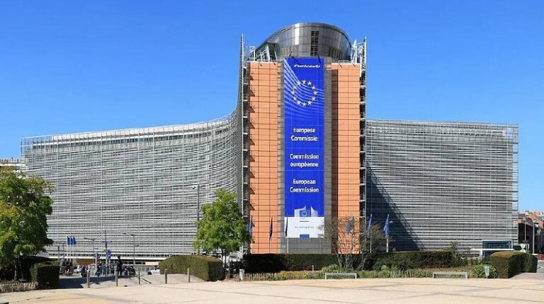 Еврокомиссия (ЕК) объявила о начале крупного расследования в отношении Китая в секторе ветряной энергетики. Основное внимание уделяется компании Goldwind, которая занимает более 15% мирового рынка ветряных турбин. Согласно заявлению пресс-службы ЕК, компания может получать иностранные субсидии, что создает несправедливые конкурентные преимущества и угрожает стабильности европейского рынка. Расследование направлено на выявление возможных нарушений правил международной торговли. Этот шаг стал частью более широкой стратегии ЕС по защите внутреннего рынка от внешних экономических угроз. Ветряная энергетика является ключевым элементом планов Евросоюза по переходу к зеленой экономике, и любые нарушения в этой сфере могут иметь серьезные последствия.. Еврокомиссия, Китай, Goldwind, ветряная энергетика, субсидии
