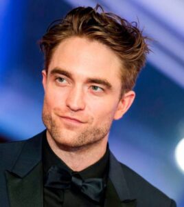 Роберт Паттинсон поделился необычной историей о том, как избавился от назойливой поклонницы. Девушка разбила палатку прямо у его дома и жила там несколько дней. Актер решил не вызывать полицию, а поступить хитрее. Он пригласил её на ужин и весь вечер жаловался на жизнь, рассказывал о своих проблемах и старался быть максимально скучным. «Я жаловался и ворчал на всё в своей жизни, а потом больше никогда не видел ту девушку», — признался Паттинсон. Этот случай стал примером того, как можно решить проблему без лишнего шума. Актер не стал устраивать скандал, а просто показал, что его жизнь далека от идеала. И это сработало! 🎬 Мораль: иногда быть скучным — это лучшая стратегия. 😏. Роберт Паттинсон, поклонники, скандал, Голливуд, психология