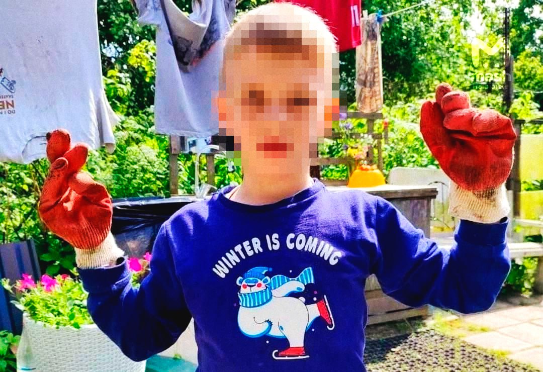 В Санкт-Петербурге произошло трагическое убийство 9-летнего мальчика, тело которого было обнаружено в ручье за 30 км от места похищения. По предварительной информации, убийство могло быть связано с попыткой шантажа, инициированной родителями ребенка. Как сообщает источник, мальчик воспитывался в неблагополучной семье, где было ещё 7 детей. К девяти годам он не окончил ни одного класса школы и зарабатывал, протирая фары автомобилям, передавая деньги родителям. Родители официально не состояли в браке и не работали, чтобы получать повышенные социальные выплаты. По одной из версий, убийца предложил ребёнку 5 тысяч рублей за интим, однако тот отказался и рассказал об этом родителям. После этого взрослые якобы решили потребовать у мужчины 500 тысяч рублей за молчание. Сегодня ночью связанное тело мальчика было обнаружено и извлечено из ручья. Следственные органы продолжают расследование, рассматривая все возможные версии произошедшего.. Санкт-Петербург, убийство, шантаж, криминал, неблагополучная семья