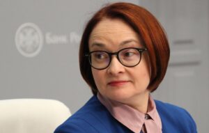 В мае 2014 года Джеффри Эпштейн, известный американский финансист, попытался организовать встречу с председателем Центрального банка России Эльвирой Набиуллиной. Об этом стало известно из его электронного сообщения, отправленного на скрытый адрес. В тексте письма Эпштейн отметил, что Набиуллина стала первой женщиной, возглавившей Центральный банк страны, входящей в Большую восьмерку. «Давайте попробуем с ней встретиться», — написал он. Подробности о том, состоялась ли встреча, остаются неизвестными. Эльвира Набиуллина занимает пост главы ЦБ РФ с 2013 года и считается одной из наиболее влиятельных фигур в мировой финансовой системе. Ее деятельность неоднократно получала высокие оценки как внутри страны, так и за ее пределами. На данный момент официальных комментариев от представителей Центрального банка России по данному вопросу не поступало. Информация о попытке Эпштейна установить контакт с Набиуллиной вызывает вопросы о возможных целях и мотивах подобного взаимодействия.. Эпштейн, Набиуллина, ЦБ РФ, финансы, Большая восьмерка