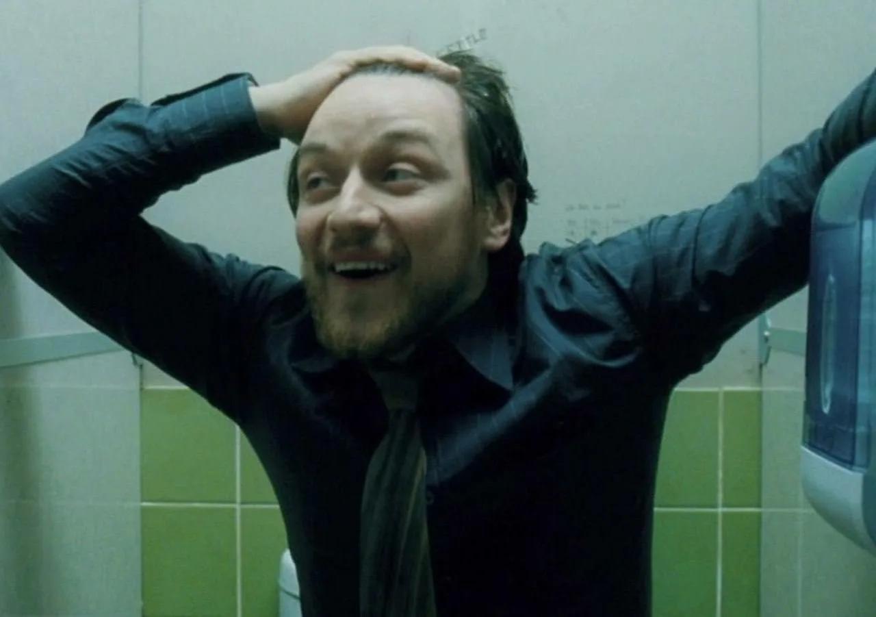 В Ленинградской области произошло трагическое происшествие, в ходе которого женщина выбросила двоих детей с балкона 16-го этажа. После этого она покончила с собой. По данным следственных органов, дети 2024 и 2025 годов рождения остались живы. Следственный комитет РФ возбудил уголовное дело по факту произошедшего. Подробности инцидента уточняются. На месте работают правоохранительные органы и медицинские службы. Обстоятельства, которые привели к трагедии, пока неизвестны. Расследование продолжается. Вопрос о возможных причинах и мотивах действий женщины остается открытым.. Ленинградская область, трагедия, дети, суицид, СК РФ