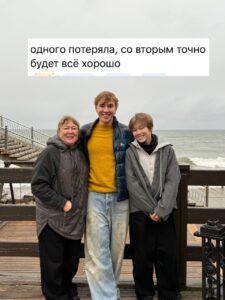 Мама Теслонда опубликовала фотографию с сыновьями, сопроводив её весьма откровенным текстом. Она призналась, что одного из детей «потеряла», но не уточнила, что именно имела в виду. 🧐 Женщина подчеркнула, что дети должны понимать: мама и папа — это прежде всего друзья. А вот бабушкам, по её мнению, стоит делегировать меньше полномочий. «Лучше нанять няню», — заявила она. Да, это дорого, зато профессионально. Главное — выбрать ту самую. 💼 Судя по всему, Мама Теслонда уверена, что воспитание детей требует не только любви, но и грамотного подхода. И если уж доверять кому-то, то профессионалам, а не родственникам. 🤷‍♂️. Мама Теслонда, воспитание детей, няни, бабушки, семья