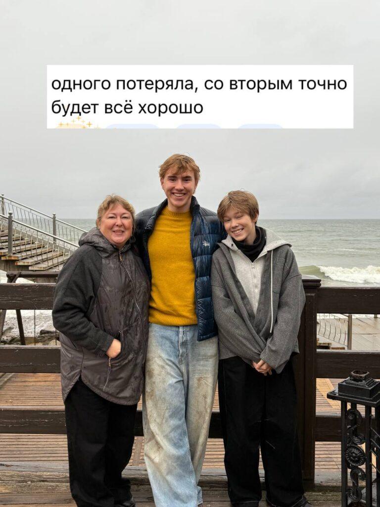 Мама Теслонда опубликовала фотографию с сыновьями, сопроводив её весьма откровенным текстом. Она призналась, что одного из детей «потеряла», но не уточнила, что именно имела в виду. 🧐 Женщина подчеркнула, что дети должны понимать: мама и папа — это прежде всего друзья. А вот бабушкам, по её мнению, стоит делегировать меньше полномочий. «Лучше нанять няню», — заявила она. Да, это дорого, зато профессионально. Главное — выбрать ту самую. 💼 Судя по всему, Мама Теслонда уверена, что воспитание детей требует не только любви, но и грамотного подхода. И если уж доверять кому-то, то профессионалам, а не родственникам. 🤷‍♂️. Мама Теслонда, воспитание детей, няни, бабушки, семья