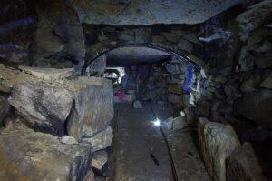 21-летний мужчина пропал без вести в Девятовских каменоломнях в Новой Москве. По данным источника, молодой человек спустился в подземные выработки сегодня утром около 08:00 и должен был вернуться к 14:00. Однако на связь он так и не вышел. Родственники забили тревогу и обратились за помощью. На место происшествия уже прибыли сотрудники МЧС. Поисковые операции ведутся в районе деревни Девятское. Девятовские каменоломни — это исторический комплекс подземных выработок известняка, расположенный под Подольском. Место активно используется туристами, однако его посещение связано с определенными рисками. Подземные работы здесь начались еще в XVIII веке, а к началу XX века каменоломни были заброшены. Ситуация остается на контроле у спасателей. Подробности уточняются.. Девятовские каменоломни, Новая Москва, МЧС, пропажа, Подольск