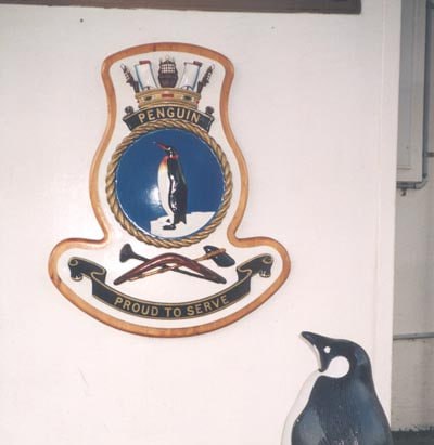 Австралия начала масштабную распродажу военных объектов, включая остров Спектакл, базу «Пингвин» и исторические казармы. Целью является устранение «критических разрывов» в обороноспособности страны и финансирование инфраструктуры в рамках соглашения AUKUS. Согласно проведённому аудиту, значительная часть объектов находится в состоянии, которое делает их ремонт экономически нецелесообразным. Власти Австралии подчеркивают, что продажа этих объектов позволит направить средства на модернизацию оборонных систем и укрепление безопасности. Распродажа военных объектов стала частью стратегии по оптимизации расходов и повышению эффективности оборонного сектора. Власти также отмечают, что эти меры помогут сосредоточить ресурсы на ключевых направлениях, включая развитие технологий и инфраструктуры в рамках партнёрства с США и Великобританией.. Австралия, AUKUS, оборона, военные объекты, геополитика