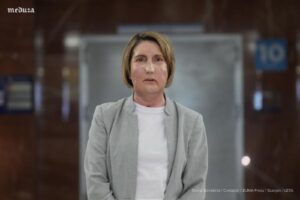 В Испании совершили медицинский прорыв: в больнице Валь дʼЭброн (Барселона) провели первую в мире пересадку лица от донора, который заранее согласился на ассистированный уход из жизни. 🏥 Реципиенткой стала Карме, чье лицо было разрушено некрозом после укуса насекомого на Канарских островах. Бактериальная инфекция лишила ее возможности говорить, есть и видеть. Операция длилась несколько часов, в ней участвовали около 100 специалистов, включая психиатров и иммунологов. Этот случай не только медицинский, но и этический вызов. Донорство органов после эвтаназии — редкая практика, но именно она дала Карме шанс на новую жизнь. 💔→😊 Теперь врачи наблюдают за процессом приживления тканей и надеются на успешный исход. История Карме — напоминание о том, как далеко шагнула медицина и какие сложные вопросы она ставит перед обществом.. Испания, пересадка лица, эвтаназия, Барселона, Карме