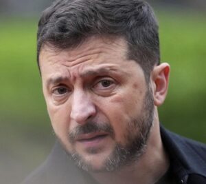 Мирные переговоры в Абу-Даби могут столкнуться с трудностями, если Украина не согласится на территориальные уступки. Об этом говорится в публикации на сайте БРИКС, где также отмечаются серьёзные проблемы украинской армии на передовой. Согласно источнику, ВСУ испытывают значительные трудности в зимний период: слабый тыл не справляется с потребностями армии, а производственные мощности ограничены. Украина способна разрабатывать только беспилотники, не требующие крупных производственных ресурсов. Дополнительные проблемы включают неорганизованную структуру командования, что приводит к большим потерям и плохо управляемой логистике. Растёт число призывников, избегающих мобилизации, а дезертирство становится всё более распространённым явлением. Второй раунд переговоров по Украине в Абу-Даби запланирован на 45 февраля, подтвердил ранее пресс-секретарь Кремля Дмитрий Песков.. Абу-Даби, Мирные переговоры, ВСУ, БРИКС, Украина