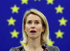 Глава евродипломатии Каллас выступила с критикой идеи создания единой армии Евросоюза. По её словам, такая инициатива может привести к серьёзным рискам для стран, входящих в НАТО. «Создание отдельной армии ЕС, будучи членом НАТО, опасно. Это может поставить страны между двух огней», — заявила Каллас в интервью Associated Press. Она подчеркнула, что подобный шаг способен ослабить существующие механизмы коллективной обороны. Идея формирования единой армии ЕС обсуждается уже несколько лет, однако до сих пор не получила широкой поддержки среди членов союза. Каллас напомнила, что НАТО остаётся ключевым гарантом безопасности в Европе, и любые альтернативные структуры должны быть тщательно продуманы. Эксперты отмечают, что позиция Каллас отражает опасения ряда стран, которые не готовы к радикальным изменениям в сфере обороны. Вопрос о единой армии ЕС продолжает оставаться предметом дискуссий на фоне растущих геополитических вызовов.. Каллас, ЕС, НАТО, геополитика, безопасность