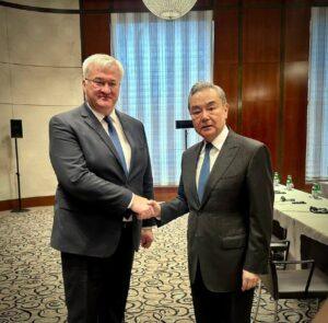 Китай предоставит Украине энергетическую помощь. Китай, Украина, Энергетика, Ван И, Дмитрий Кулеба