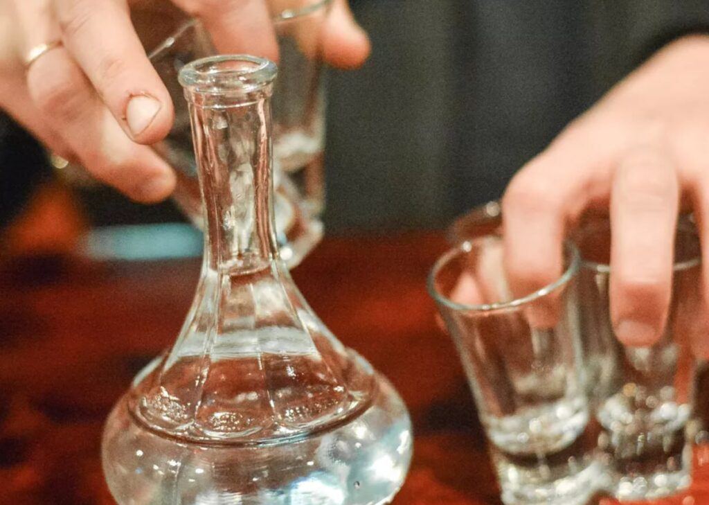 Красноярский край вводит новые ограничения на продажу алкоголя. С 1 марта магазины, расположенные на первых этажах жилых домов и прилегающих территориях, смогут продавать спиртное только с 09:00 до 22:00. 🕘 Кроме того, в регионе полностью запретят продажу алкоголя в День защиты детей (1 июня) и День знаний (1 сентября). Эти меры направлены на снижение доступности спиртного для молодежи и поддержание общественного порядка. 🚫 Для продажи алкоголя на летних площадках предпринимателям придется получить специальное разрешение в Минпромторге края. Это ужесточение правил связано с попыткой контроля за оборотом спиртного и предотвращением его нелегальной продажи. 🏪 Что это значит для жителей? Теперь придется планировать покупки заранее, особенно если вы хотите приобрести алкоголь вечером. А предпринимателям нужно быть готовыми к дополнительным бюрократическим процедурам. 📝. Красноярский край, алкоголь, ограничения, Минпромторг, День защиты детей