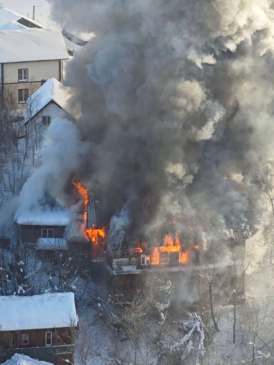 Крупный пожар около ЖК «Митинский лес» В районе жилого комплекса «Митинский лес» произошел серьезный пожар. По предварительным данным, огонь охватил частный дом, расположенный неподалеку от территории ЖК. Клубы дыма видны из соседних районов, что вызывает обеспокоенность среди местных жителей. На место происшествия оперативно прибыли пожарные подразделения. В настоящее время ведутся работы по ликвидации возгорания. Причины пожара и возможные последствия пока не установлены. Информация уточняется. Жителей близлежащих домов просят соблюдать осторожность и не приближаться к месту происшествия. Официальные данные о пострадавших и масштабах ущерба будут опубликованы позже.. Пожар, ЖК Митинский лес, Москва, ЧП, Происшествия