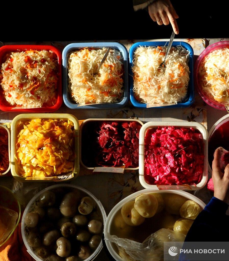 Квашеная капуста — это не просто вкусно, но и полезно. Врачи подтверждают: она улучшает пищеварение и укрепляет иммунитет. 🥬 Секрет в бактериях, которые образуются во время брожения. Они поддерживают микрофлору кишечника, помогая организму усваивать питательные вещества. Добавь сюда клетчатку, которой богата капуста, и получишь идеальный продукт для здоровья ЖКТ. Но это еще не всё. Квашеная капуста — настоящий кладезь витаминов. Витамин С укрепляет иммунитет, витамины группы В и К поддерживают общее здоровье, а калий, магний и железо заряжают энергией. 💪 Вывод: если хочешь быть здоровым, добавь квашеную капусту в свой рацион. Это просто, доступно и эффективно. 🥗. здоровье, питание, иммунитет, квашеная капуста, витамины