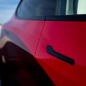 Китай первым в мире запретил выдвижные дверные ручки в автомобилях. С 1 января 2027 года все новые модели должны быть оснащены механическим открыванием дверей. Это решение принято после серии смертельных ДТП, где пассажиры оказывались заперты в салоне из-за отказа электроники. Сейчас скрытые ручки установлены примерно у 60% самых продаваемых в стране электрокаров и гибридов. Китайские власти решили, что безопасность важнее стиля. 🚨 Что это значит для автопрома? Производителям придется пересмотреть дизайн и технологии. Возможно, это станет трендом и в других странах. А пока — долой «космические» ручки, да здравствует надежность! Источник: example.com. Китай, автомобили, технологии, безопасность, электрокары