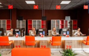 15 лет назад центры «Мои Документы» стали настоящей революцией в системе госуслуг. Москва подключилась к процессу в 2011 году, открыв первый центр в Лефортово. Сегодня сеть охватывает все 125 районов столицы, предлагая более 300 сервисов. 139 центров, включая восемь флагманских офисов и Дворец госуслуг на ВДНХ, стали неотъемлемой частью жизни москвичей. Однако за последние три года количество посещений сократилось вдвое. Почему? Всё просто: часть услуг перешла в онлайн. Но, как отмечает заммэра Анастасия Ракова, всегда будут те, кто предпочитает личное общение. Центры «Мои Документы» — это не просто офисы, а символ изменения отношений между гражданином и государством. Они будут развиваться, адаптируясь к новым реалиям, но останутся важной частью инфраструктуры Москвы. 💼 Так что, если вы ещё не были в одном из них, самое время заглянуть. Возможно, вы удивитесь, насколько всё стало проще.. Мои Документы, Москва, Анастасия Ракова, ВДНХ, госуслуги