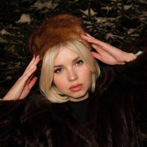 Москвичка получила тяжелые травмы в результате ДТП на тюбинге 29-летняя жительница Москвы Настя попала в серьезное ДТП во время катания на тюбинге. По предварительной информации, девушка потеряла управление на высокой скорости и врезалась в дерево. В результате аварии она получила перелом бедра, сотрясение мозга и множественные ушибы. Пострадавшую оперативно доставили в больницу, где ей провели экстренную операцию, переливание крови и наложили пять швов. Врачи отмечают, что состояние пациентки стабильное, но требует длительного восстановления. В настоящее время Настя находится дома и передвигается с помощью ходунков. Случай произошел во время отдыха с друзьями, которые также находились на месте происшествия. Инцидент лишний раз напоминает о необходимости соблюдения мер безопасности при использовании тюбингов, особенно в условиях высокой скорости и сложного рельефа. Источник: Новости Москвы. Москва, ДТП, тюбинг, травмы, происшествия