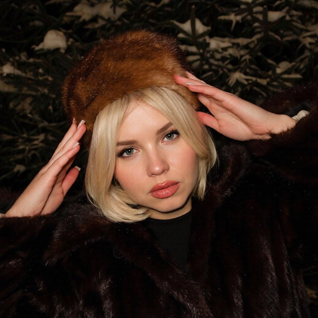 Москвичка получила тяжелые травмы в результате ДТП на тюбинге 29-летняя жительница Москвы Настя попала в серьезное ДТП во время катания на тюбинге. По предварительной информации, девушка потеряла управление на высокой скорости и врезалась в дерево. В результате аварии она получила перелом бедра, сотрясение мозга и множественные ушибы. Пострадавшую оперативно доставили в больницу, где ей провели экстренную операцию, переливание крови и наложили пять швов. Врачи отмечают, что состояние пациентки стабильное, но требует длительного восстановления. В настоящее время Настя находится дома и передвигается с помощью ходунков. Случай произошел во время отдыха с друзьями, которые также находились на месте происшествия. Инцидент лишний раз напоминает о необходимости соблюдения мер безопасности при использовании тюбингов, особенно в условиях высокой скорости и сложного рельефа. Источник: Новости Москвы. Москва, ДТП, тюбинг, травмы, происшествия