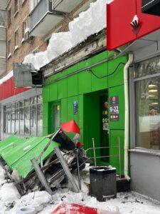 Обрушение козырька магазина на Криворожской. Криворожская, ЧП, МЧС, магазин, обрушение