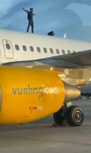 В аэропорту Манисес, расположенном в Испании, произошёл инцидент, который привлёк внимание служб безопасности. Мужчина, личность которого пока не установлена, незаконно проник на перрон и поднялся на борт самолёта Airbus A320 авиакомпании Vueling. На борту он начал вести себя крайне агрессивно: бегал по салону, танцевал, раздевался и плевался в сотрудников авиакомпании. Также он был замечен с банкой пива в руках. Инцидент продолжался около 10 минут, после чего мужчину задержала полиция. Из-за произошедшего рейс в Амстердам был задержан на 2,5 часа. Причины поведения злоумышленника пока остаются неизвестными. Расследование инцидента продолжается.. Испания, Манисес, Airbus A320, Vueling, происшествия