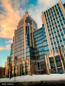 Сегодня в бизнес-центре «Оружейный», расположенном на Оружейном переулке в Москве, произошло чрезвычайное происшествие. Грузовой лифт с 18 людьми внутри остановился во время движения. По данным источника SHOT, инцидент произошел около часа назад. Пассажиры лифта сообщают о затрудненном дыхании и просят о помощи. На место происшествия уже направляются спасатели для оказания экстренной помощи. Точные причины остановки лифта пока не установлены. Ситуация остается напряженной, так как люди находятся в замкнутом пространстве уже продолжительное время. Владельцы бизнес-центра и службы эксплуатации здания пока не прокомментировали происшествие. Ожидается, что спасательные работы начнутся в ближайшее время. Напомним, что подобные инциденты требуют оперативного вмешательства специалистов, чтобы избежать возможных последствий для здоровья пострадавших.. Москва, БЦ Оружейный, ЧП, Лифт, Спасатели