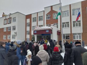 Сегодня утром произошел обстрел школы в одном из регионов страны. По предварительным данным, здание получило значительные повреждения. Все ученики и персонал были оперативно эвакуированы, жертв и пострадавших нет. На месте происшествия работают сотрудники спецслужб, которые проводят осмотр территории и сбор доказательств. Занятия в школе отменены до дальнейшего уведомления. Власти обещают предоставить дополнительную информацию по мере поступления. Корреспондент Mkset предоставил эксклюзивные кадры с места событий, на которых видны последствия обстрела. На данный момент причины инцидента и личности предполагаемых стрелков устанавливаются.. Обстрел, Школа, Эвакуация, Спецслужбы, Mkset