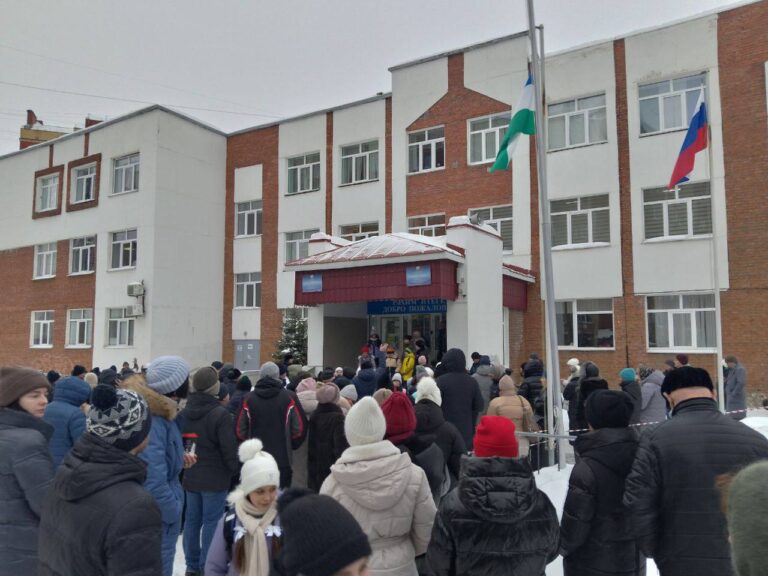 Сегодня утром произошел обстрел школы в одном из регионов страны. По предварительным данным, здание получило значительные повреждения. Все ученики и персонал были оперативно эвакуированы, жертв и пострадавших нет. На месте происшествия работают сотрудники спецслужб, которые проводят осмотр территории и сбор доказательств. Занятия в школе отменены до дальнейшего уведомления. Власти обещают предоставить дополнительную информацию по мере поступления. Корреспондент Mkset предоставил эксклюзивные кадры с места событий, на которых видны последствия обстрела. На данный момент причины инцидента и личности предполагаемых стрелков устанавливаются.. Обстрел, Школа, Эвакуация, Спецслужбы, Mkset