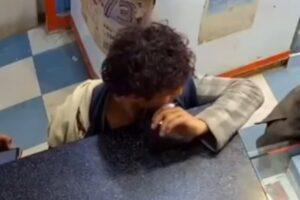 Скучающий индус решил проверить, что будет, если прикусить аккумулятор. Результат — оглушительный взрыв. 💥 Чудом парень остался цел и невредим. Видимо, боги были на его стороне. Но это лишь начало. Скоро толпы таких же «естествоиспытателей» приедут в Россию на заработки. И кто знает, какие ещё эксперименты они захотят провести. Мораль: не стоит проверять на прочность вещи, которые для этого не предназначены. Особенно если это аккумуляторы. Иначе можно стать героем новостей, но вряд ли это того стоит. Будьте осторожны, друзья. И помните: эксперименты — это хорошо, но только если они безопасны. 🚫. Индус, аккумулятор, взрыв, Россия, мигранты