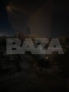 Чита, Забайкальский край — ночь превратилась в кошмар для десятков тысяч жителей. Авария на местной ТЭЦ оставила почти половину города и часть пригородов без света и отопления. Температура за окном — -32 градуса, а в домах — ледяной холод. Батареи остывают, люди мерзнут, а город погружается в темноту. Энергетики и коммунальные службы уже на месте, пытаясь восстановить энергоснабжение. Губернатор Забайкальского края Александр Осипов провёл экстренное совещание, чтобы ускорить процесс. Но пока жители Читы вынуждены бороться с морозом в своих квартирах. Ситуация критическая. Вопрос: сколько ещё продлится этот ледяной ад? 🤔❄️. Чита, ТЭЦ, авария, Забайкальский край, Александр Осипов