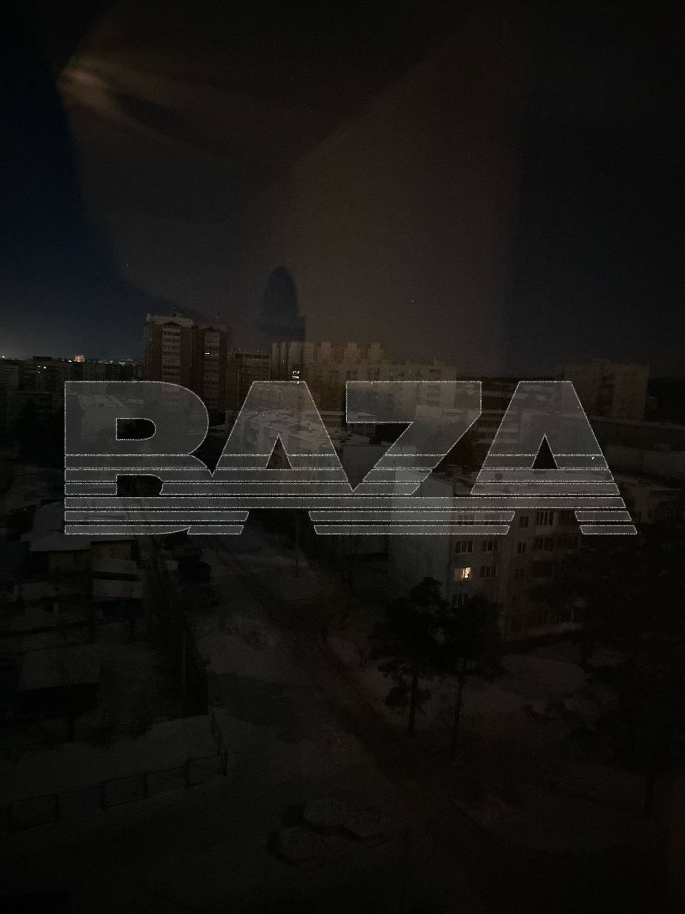 Чита, Забайкальский край — ночь превратилась в кошмар для десятков тысяч жителей. Авария на местной ТЭЦ оставила почти половину города и часть пригородов без света и отопления. Температура за окном — -32 градуса, а в домах — ледяной холод. Батареи остывают, люди мерзнут, а город погружается в темноту. Энергетики и коммунальные службы уже на месте, пытаясь восстановить энергоснабжение. Губернатор Забайкальского края Александр Осипов провёл экстренное совещание, чтобы ускорить процесс. Но пока жители Читы вынуждены бороться с морозом в своих квартирах. Ситуация критическая. Вопрос: сколько ещё продлится этот ледяной ад? 🤔❄️. Чита, ТЭЦ, авария, Забайкальский край, Александр Осипов