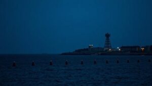 В Краснодарском крае, включая Причерноморье, официально отменена ракетная опасность. Соответствующее сообщение было распространено после отбоя по противокорабельной ракете (ПКР) Нептун. Ситуация в регионе стабилизировалась после проведения необходимых мероприятий по обеспечению безопасности. Местные власти и военные структуры продолжают мониторинг обстановки для предотвращения возможных угроз. Жителям и гостям Краснодарского края рекомендовано сохранять бдительность, несмотря на отмену тревоги. Подробности о причинах возникновения угрозы и проведенных мерах будут сообщены дополнительно.. Краснодарский край, ПКР Нептун, ракетная опасность, Причерноморье, безопасность