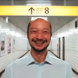 «ВЫХОД 8» — это не просто фильм ужасов, это настоящий психологический триллер, который заставит вас забыть о сне. 🎬 Картина, представленная на Каннском кинофестивале, уже получила прозвище «новое „Сияние“ Кубрика». И не зря. На Rotten Tomatoes лента держит впечатляющие 97%. Критики хвалят фильм за атмосферу, оригинальную идею и отсутствие дешёвых скримеров. Вместо этого режиссёр Гэнки Кавамура делает ставку на тревогу, повторяемость и внимание к деталям. Сюжет прост и одновременно пугающ: мужчина оказывается в бесконечном подземном переходе. Чтобы выбраться, он должен избежать всех жутких аномалий на пути. Одна ошибка — и всё начинается заново. 🔄 Кавамура, известный по книге «Если все кошки в мире исчезнут», доказал, что он мастер не только литературы, но и кино. 🎥 Если вы любите хорроры, которые заставляют думать, а не просто пугают, этот фильм — для вас.. ВЫХОД 8, Гэнки Кавамура, Каннский кинофестиваль, хоррор, психологический триллер