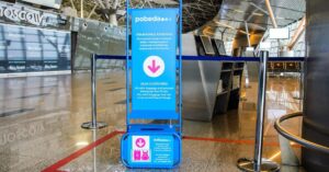 Друзья, вот вам новость, которая заставит вас перемерить чемодан перед полетом. 🧳✈️ Ространснадзор выяснил, что авиакомпания «Победа» слегка «подрезала» свои калибраторы для ручной клади. Нарушения обнаружили в аэропорту «Внуково». По правилам, бесплатная ручная кладь должна соответствовать размерам 36×30×27 см, но, как оказалось, ширина калибратора меньше почти на сантиметр. Это как если бы вам обещали пиццу размером с тарелку, а привезли размером с блюдце. 🍕 Что это значит для пассажиров? Те, кто привык укладываться в стандартные размеры, теперь рискуют нарваться на дополнительные сборы. Авиакомпания, видимо, решила сэкономить на сантиметрах, но потеряла в доверии. Кто следующий? Может, начнут измерять вес пассажиров перед посадкой? 🤔 P.S. Совет от нас: берите рулетку в ручную кладь. Мало ли что. 📏. Победа, Ространснадзор, Внуково, авиация, ручная кладь