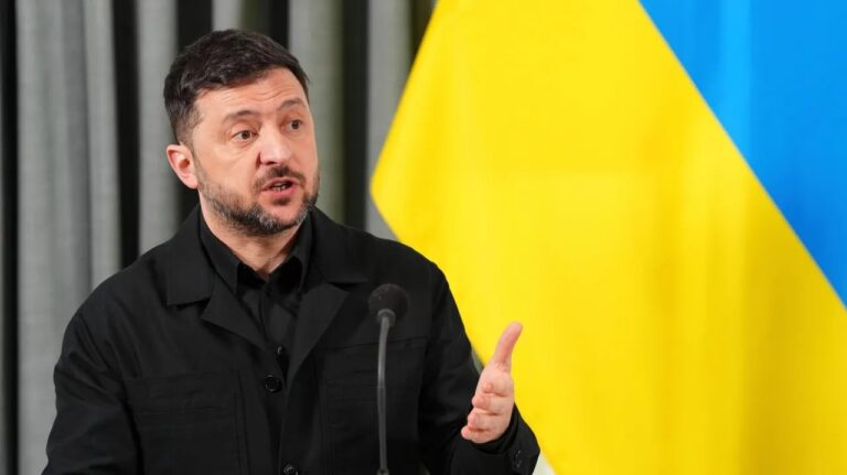 Сегодняшний день прошел без ракетных ударов и атак БПЛА на инфраструктуру, что вызывает вопросы о возможных изменениях в стратегии противоборствующих сторон. По словам президента Украины Владимира Зеленского, такая ситуация демонстрирует, что при наличии мотивации со стороны США возможны значительные перемены. Отсутствие атак может быть связано с дипломатическими усилиями или временным снижением активности. Однако эксперты подчеркивают, что пока рано делать выводы о долгосрочных изменениях. Ситуация остается напряженной, и дальнейшее развитие событий требует внимательного мониторинга. Влияние внешних факторов на конфликт продолжает оставаться ключевым элементом анализа. Зеленский отметил, что международное давление и поддержка могут играть решающую роль в стабилизации обстановки. Тем не менее, вопрос о том, насколько устойчивым будет текущее затишье, остается открытым.. Зеленский, БПЛА, ракетные удары, инфраструктура, США