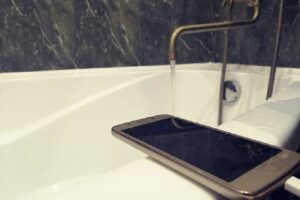 В Ленинградской области произошла трагедия: 13-летний подросток погиб от удара электрическим током в ванной комнате. По информации СМИ, инцидент произошел после того, как молодой человек уронил в воду смартфон, подключенный к зарядному устройству. Отец погибшего рассказал, что его сын вернулся с прогулки и отправился в ванную с телефоном. Подросток поставил устройство на зарядку, однако, по предварительным данным, уснул и случайно выронил гаджет в воду. Это привело к поражению электрическим током, от которого подросток скончался на месте. В настоящее время по факту происшествия проводится проверка. Следователи выясняют обстоятельства случившегося, чтобы установить точные причины трагедии и возможные нарушения правил безопасности. Этот случай вновь напоминает о необходимости соблюдения осторожности при использовании электронных устройств вблизи воды. Эксперты рекомендуют избегать зарядки гаджетов в ванной комнате и других помещениях с повышенной влажностью.. Ленобласть, подросток, удар током, смартфон, происшествия